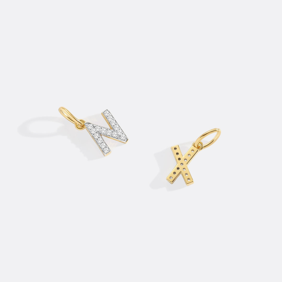 Charm con inicial y circonitas PJULAN