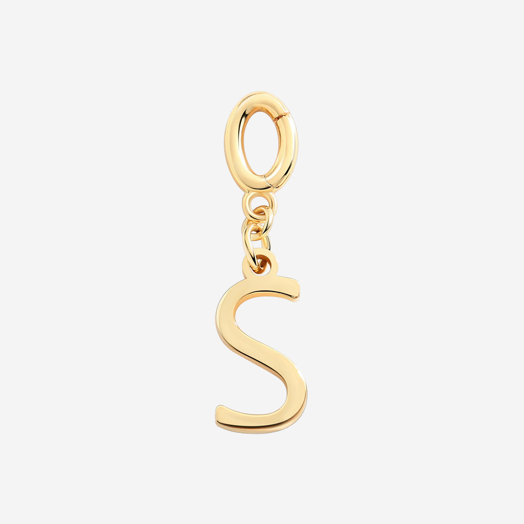 Charm minimalista con inicial