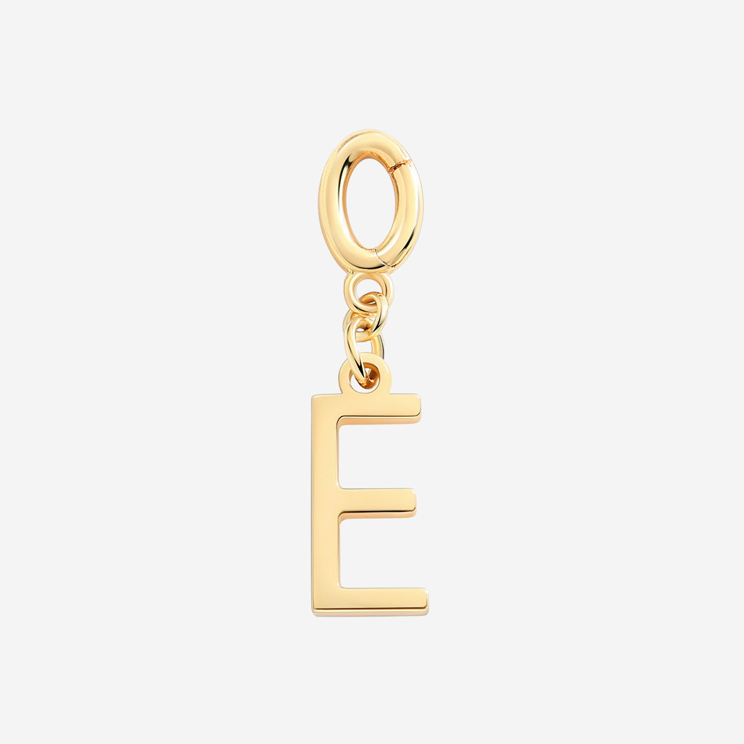 Charm minimalista con inicial