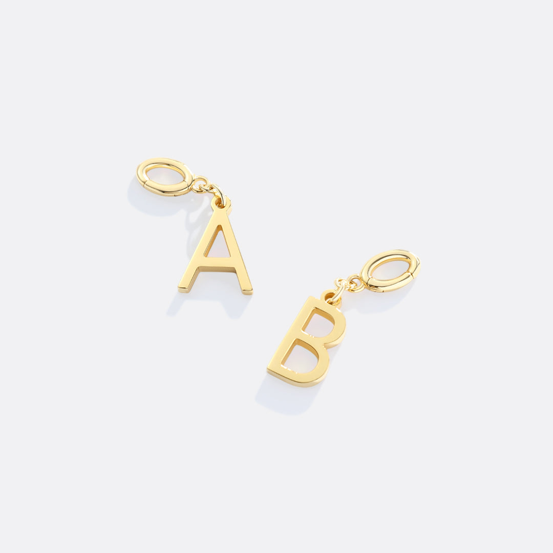 Charm minimalista con inicial
