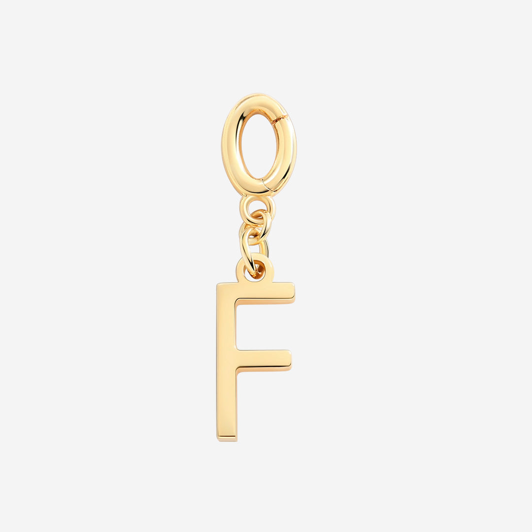 Charm minimalista con inicial