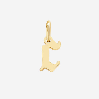 Charm con letra estilo Old English