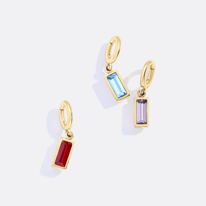 Charm delicado con piedra de nacimiento talla baguette