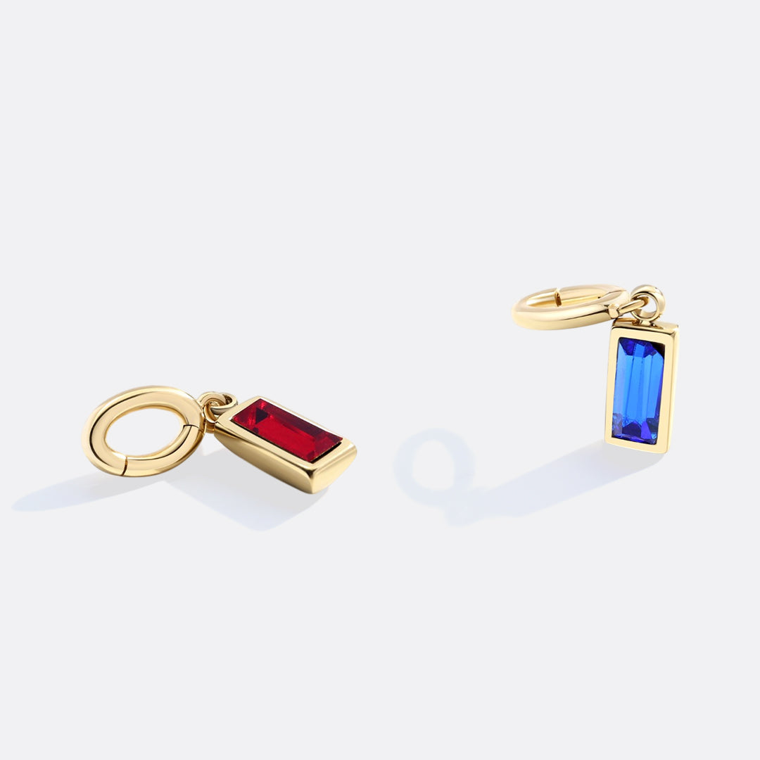 Charm delicado con piedra de nacimiento talla baguette