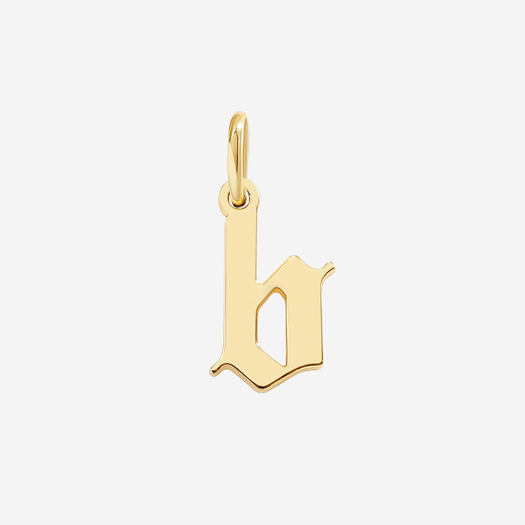 Charm con letra estilo Old English