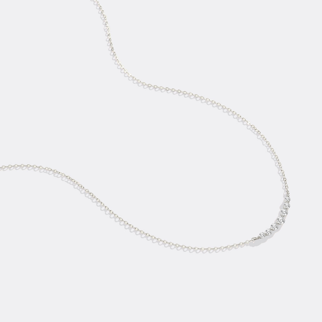 Collar clásico curvo con circonitas