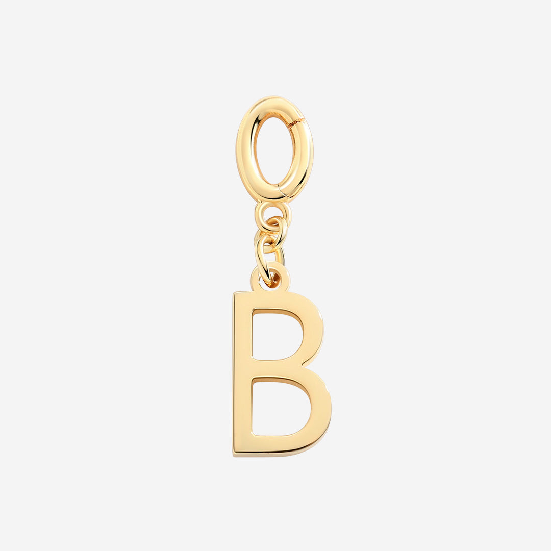 Charm minimalista con inicial