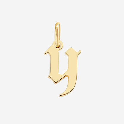 Charm con letra estilo Old English