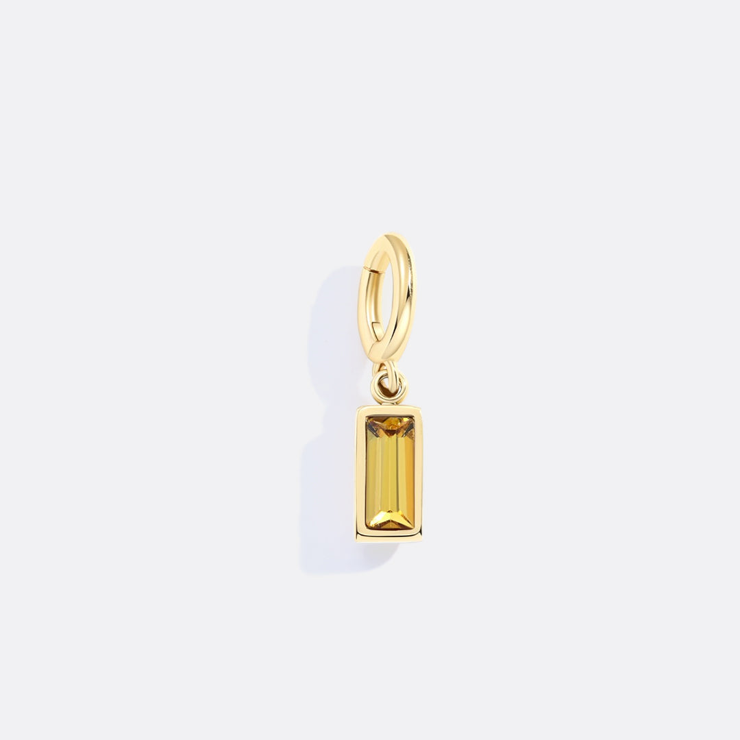 Charm delicado con piedra de nacimiento talla baguette