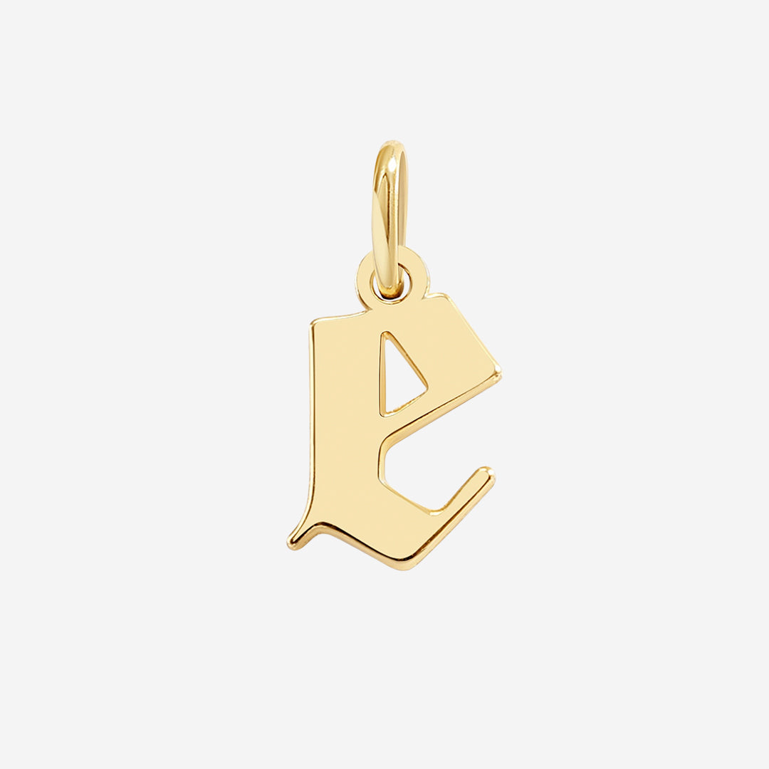 Charm con letra estilo Old English