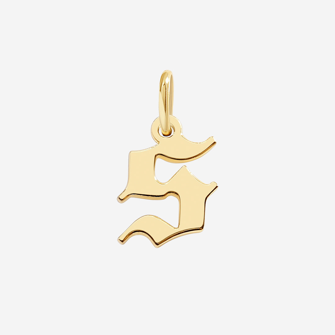 Charm con letra estilo Old English