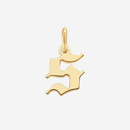 Charm con letra estilo Old English