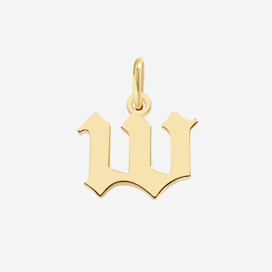 Charm con letra estilo Old English