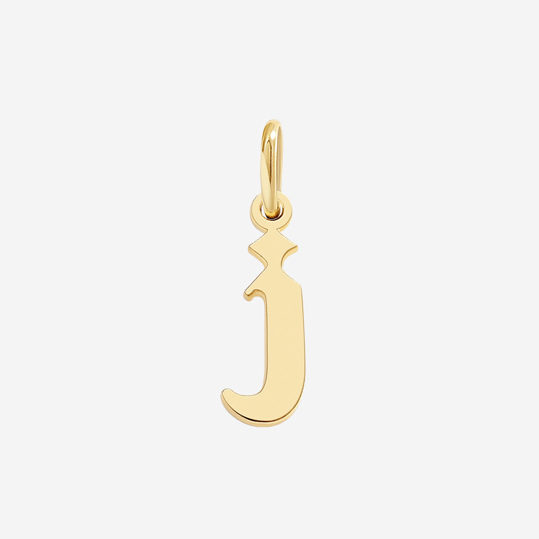 Charm con letra estilo Old English
