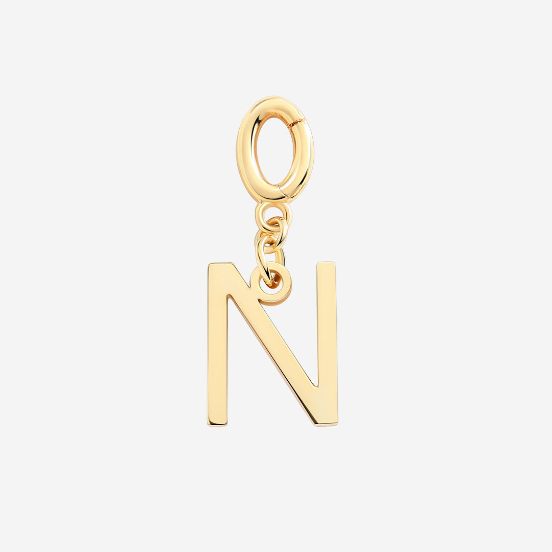 Charm minimalista con inicial