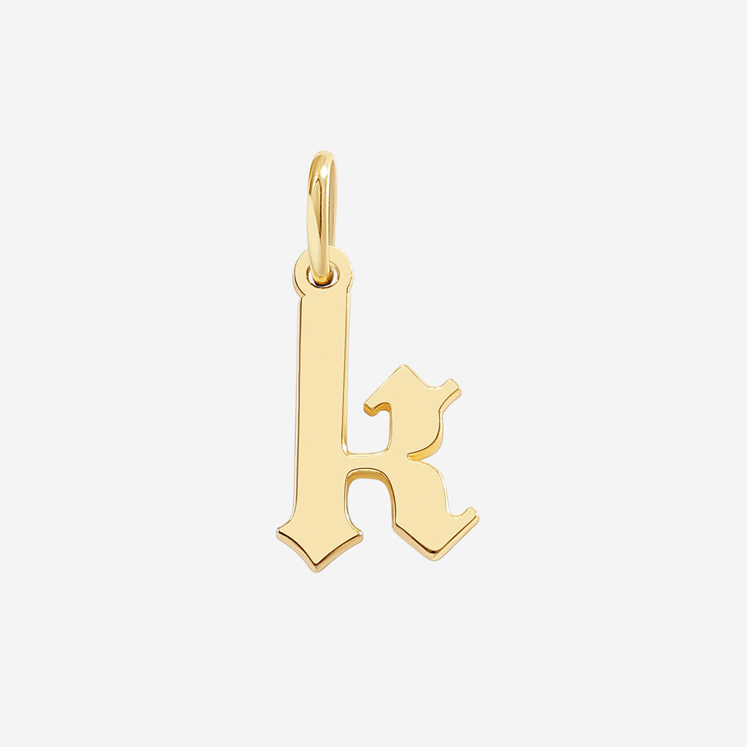 Charm con letra estilo Old English