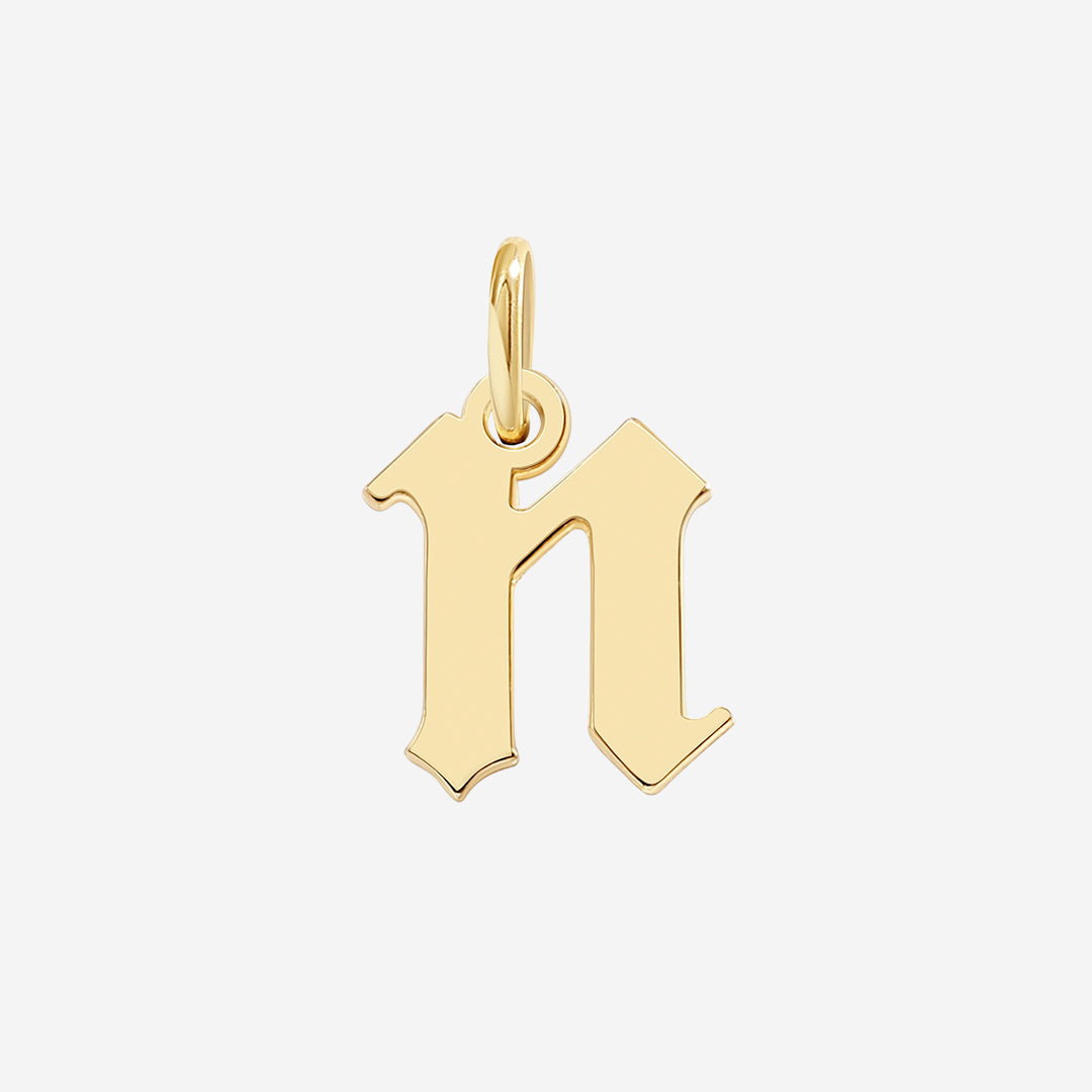 Charm con letra estilo Old English