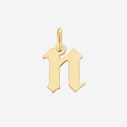 Charm con letra estilo Old English