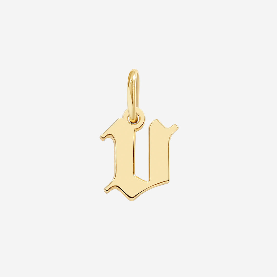 Charm con letra estilo Old English