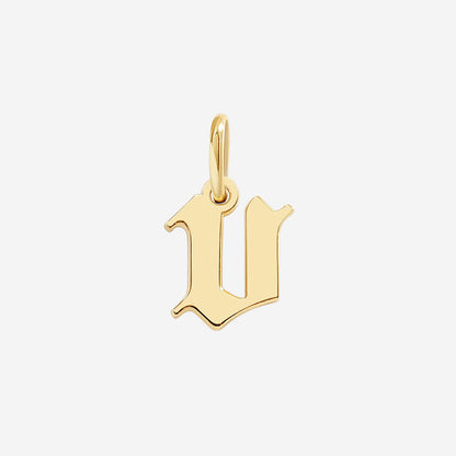 Charm con letra estilo Old English