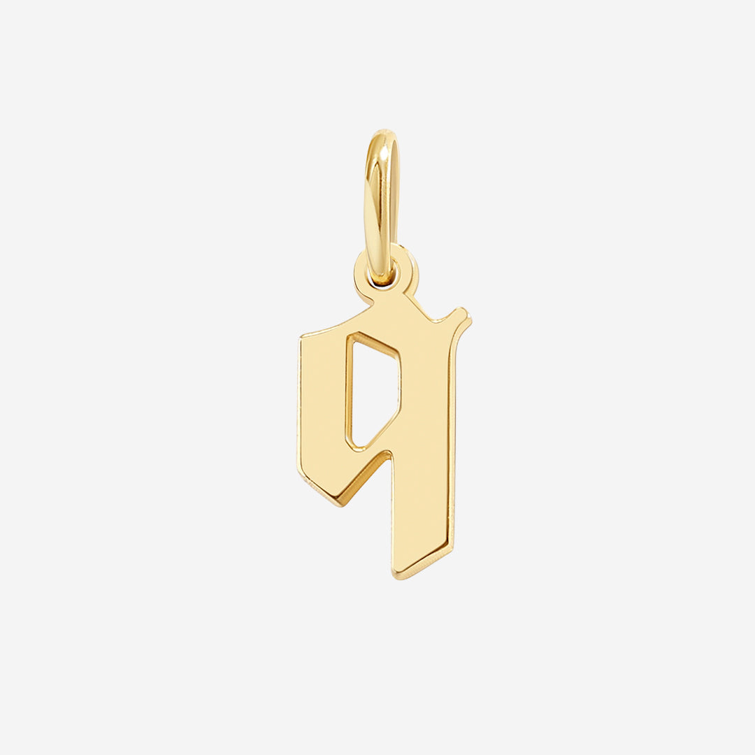 Charm con letra estilo Old English