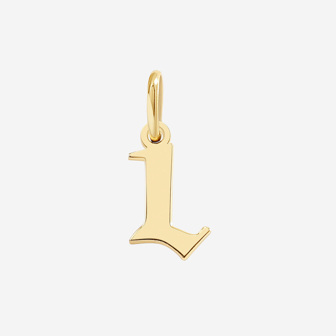 Charm con letra estilo Old English