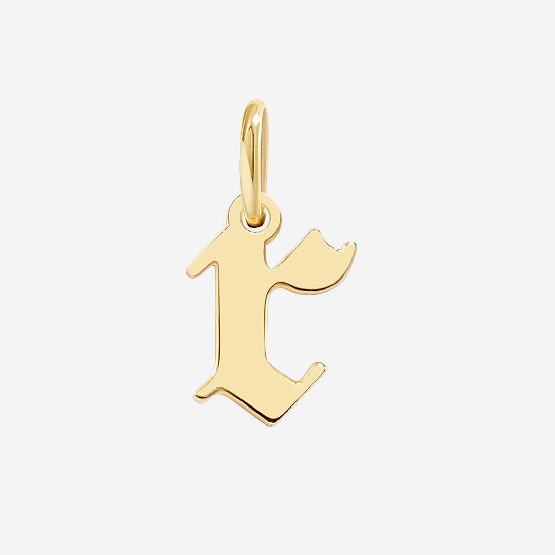 Charm con letra estilo Old English
