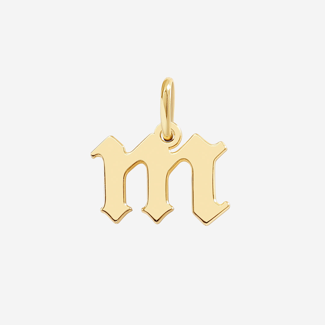 Charm con letra estilo Old English