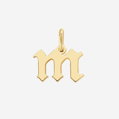 Charm con letra estilo Old English