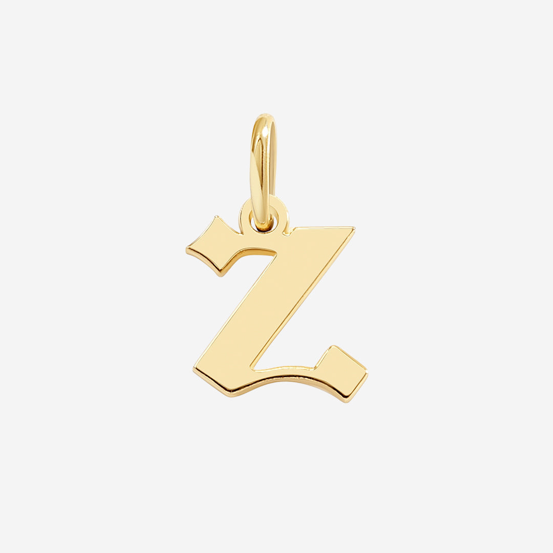 Charm con letra estilo Old English