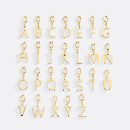 Charm minimalista con inicial