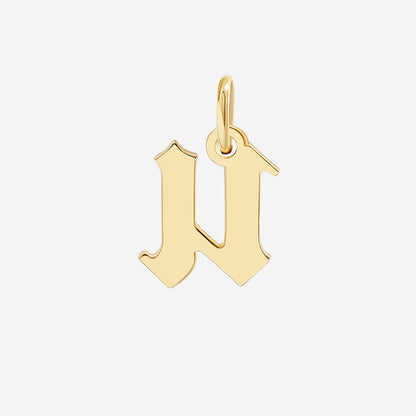 Charm con letra estilo Old English