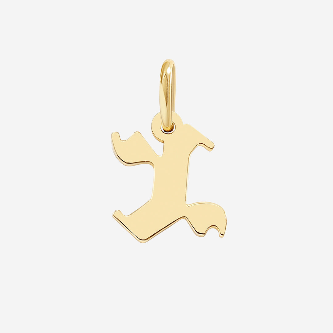 Charm con letra estilo Old English