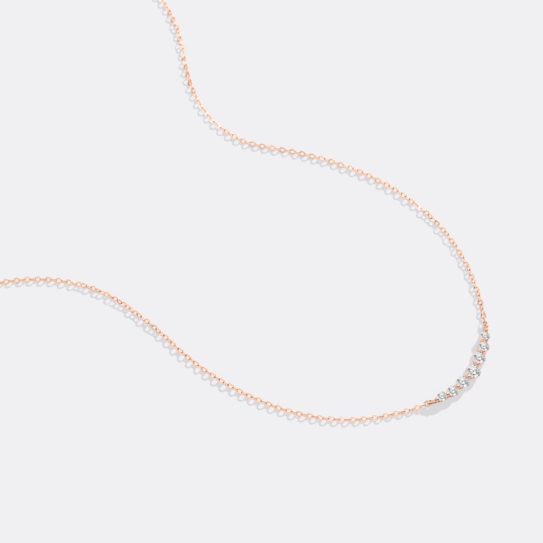 Collar clásico curvo con circonitas
