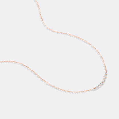 Collar clásico curvo con circonitas
