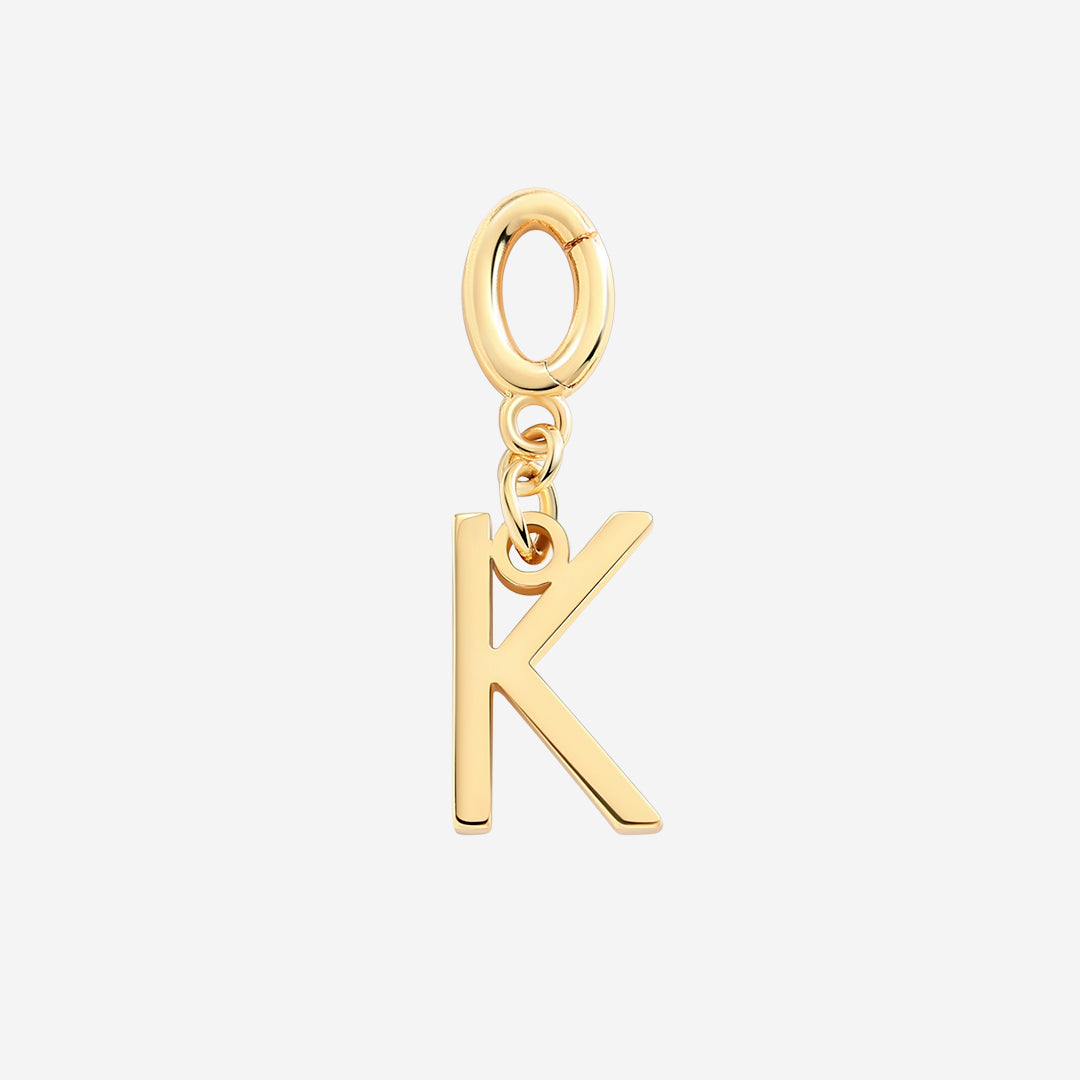 Charm minimalista con inicial