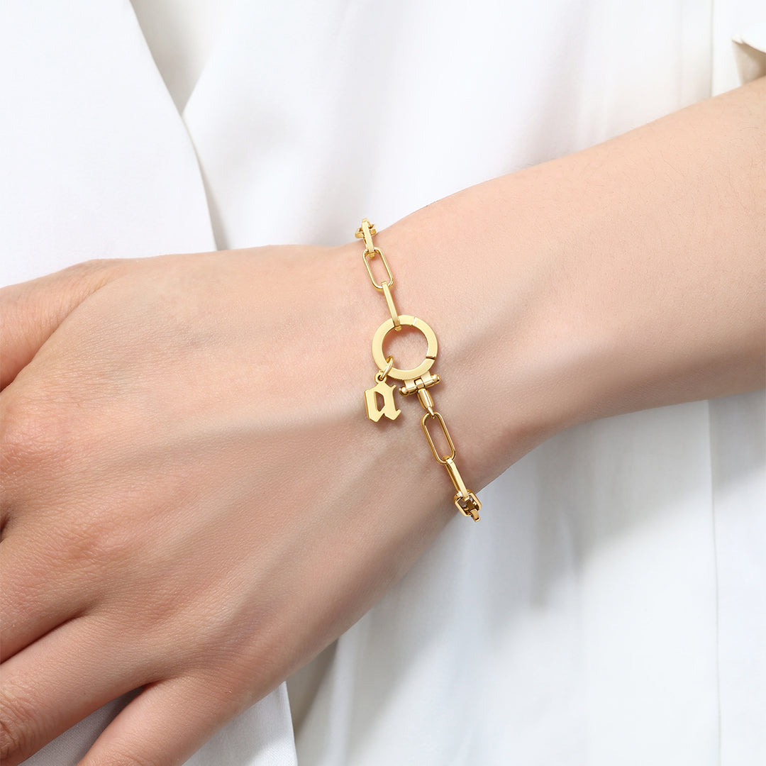 Charm con letra estilo Old English
