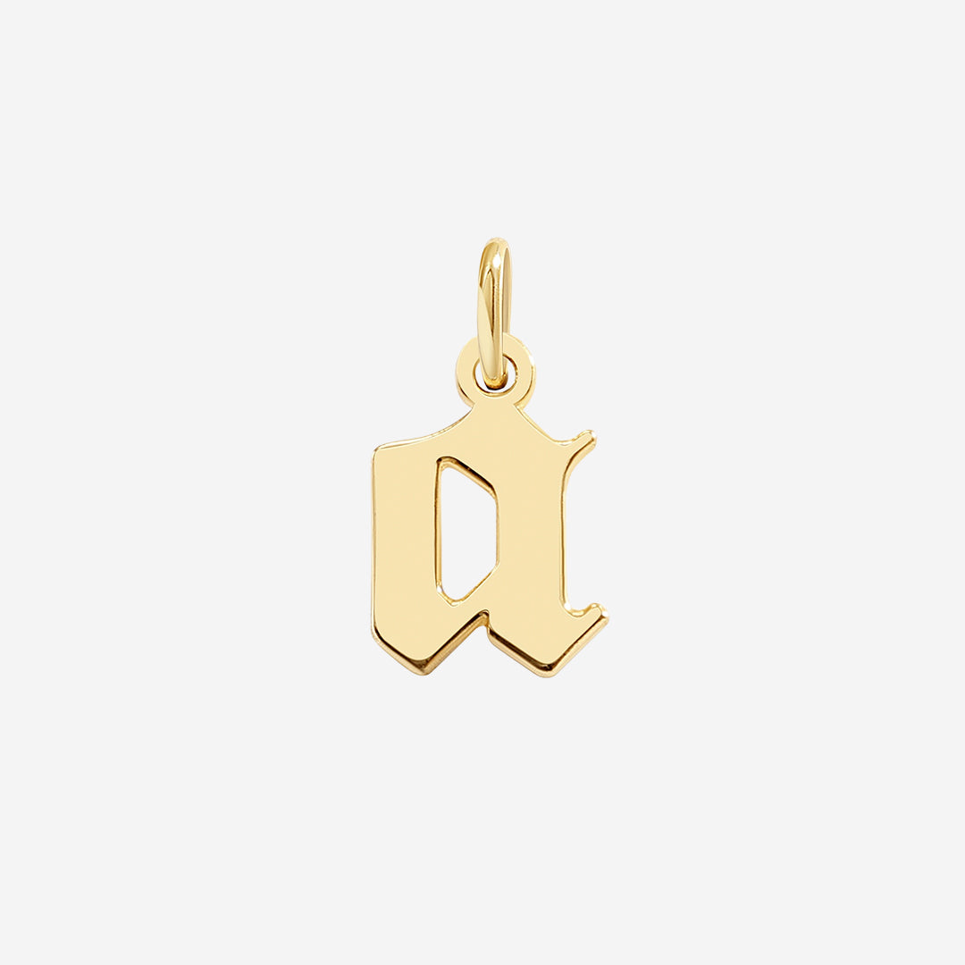 Charm con letra estilo Old English