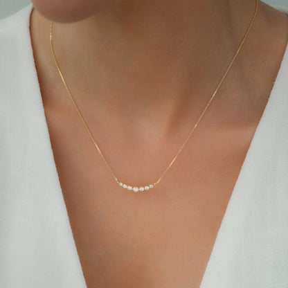 Collar clásico curvo con circonitas