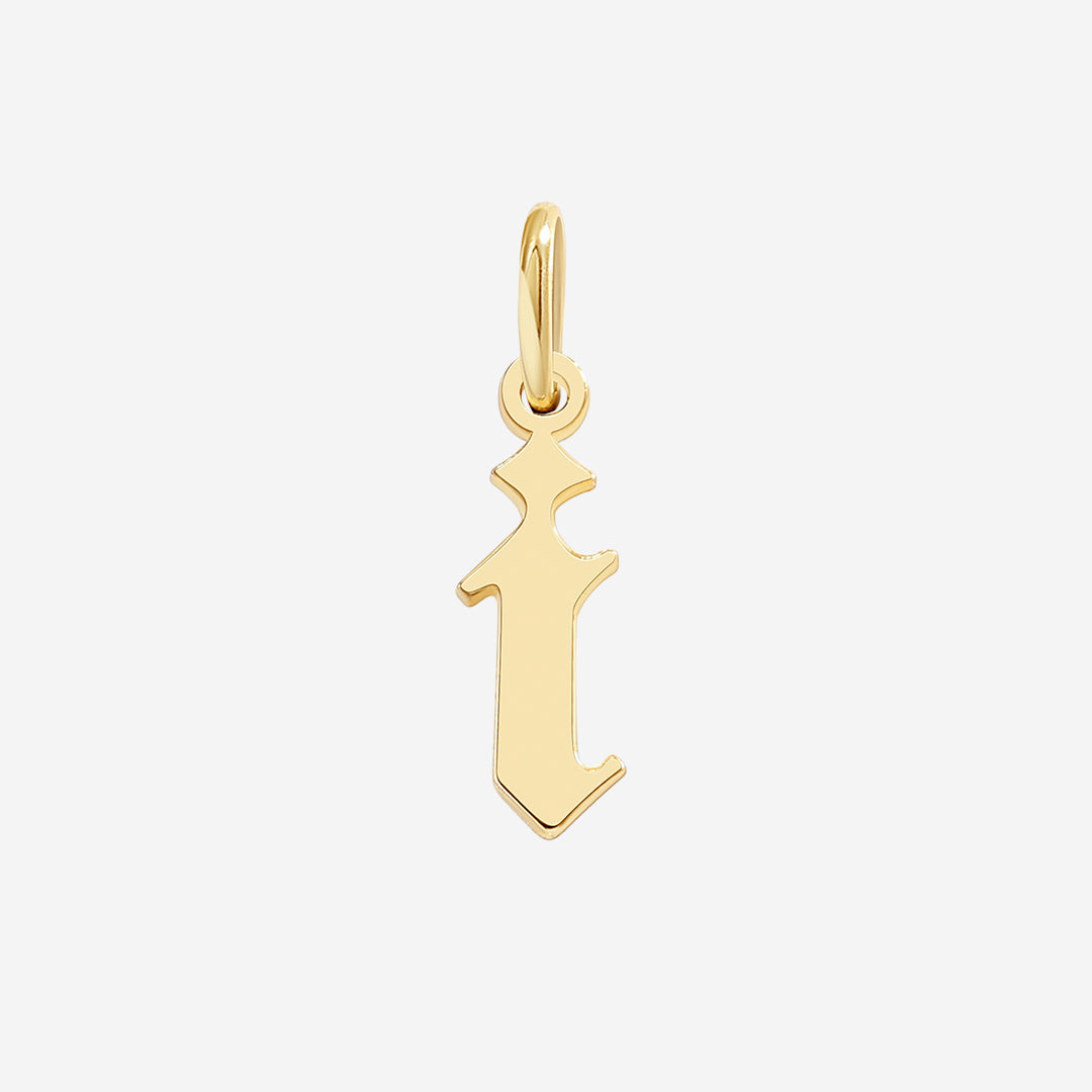 Charm con letra estilo Old English