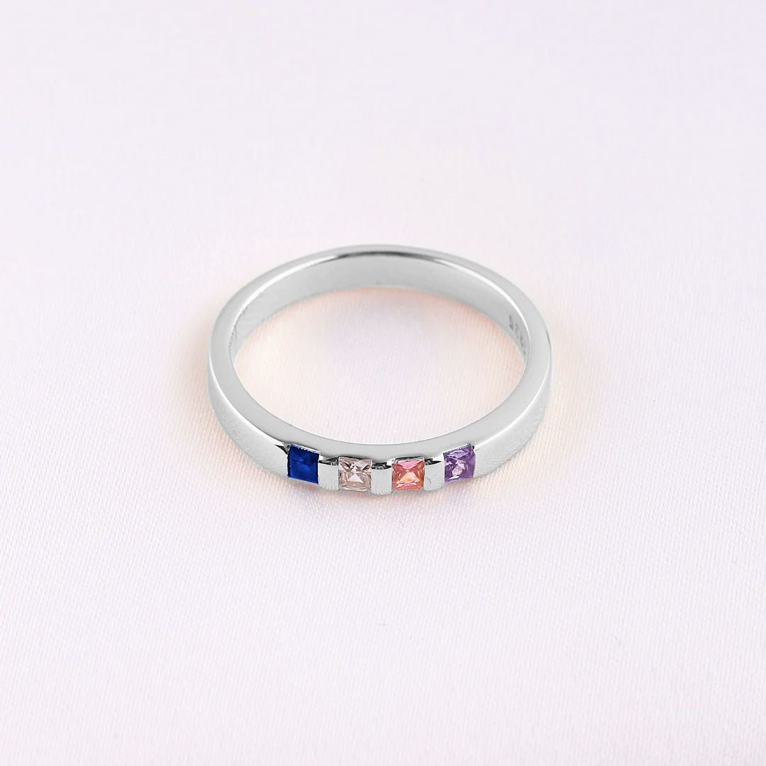 Anillo con piedras de nacimiento talla princesa