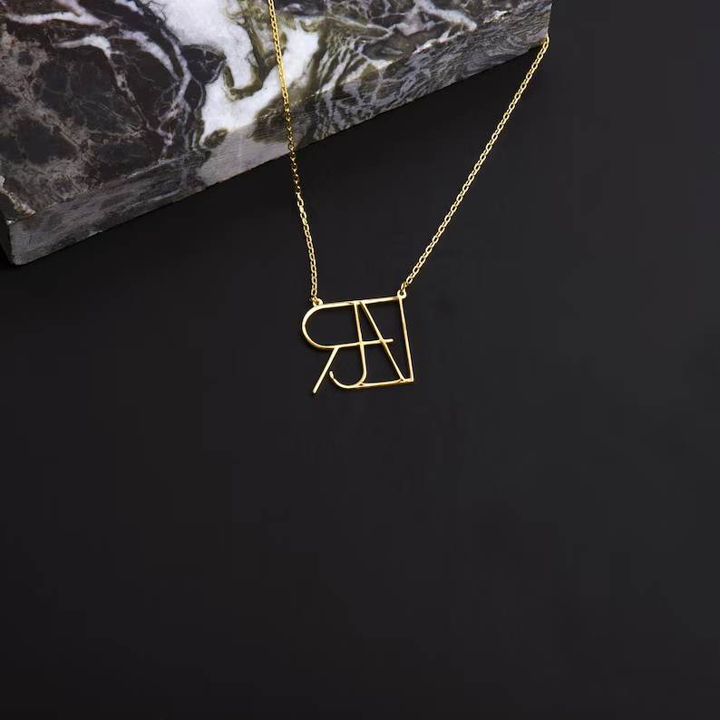 Collana con nome e monogramma minimalista
