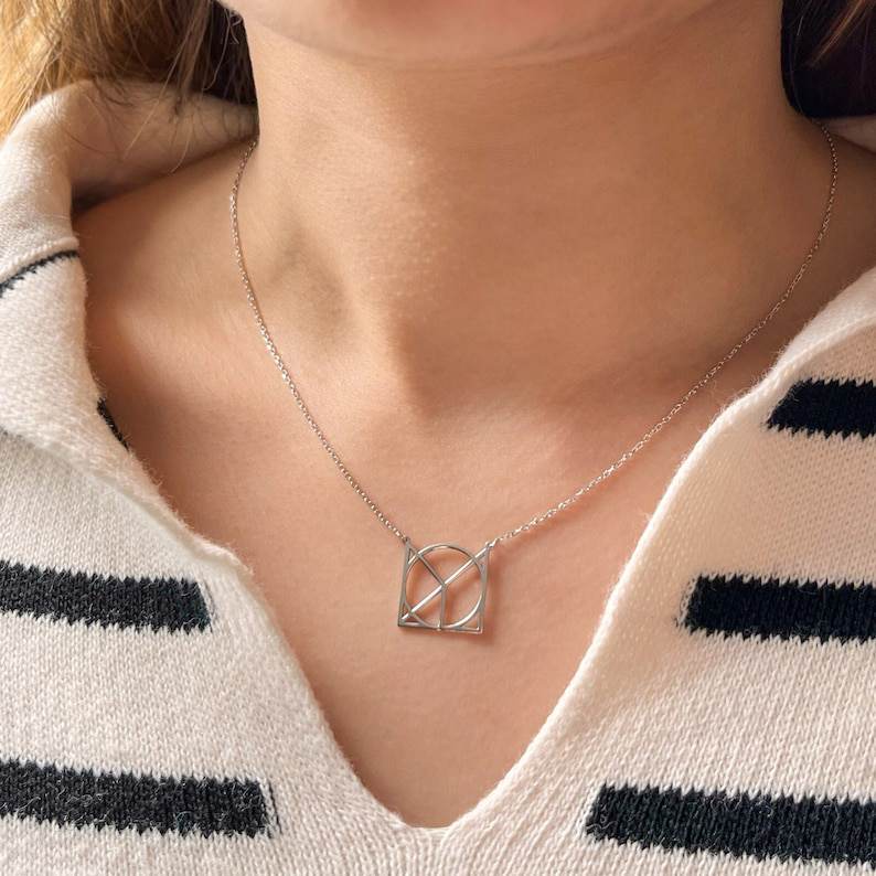 Collana con nome e monogramma minimalista