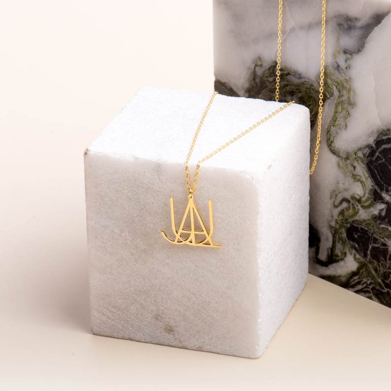 Collana con nome e monogramma minimalista