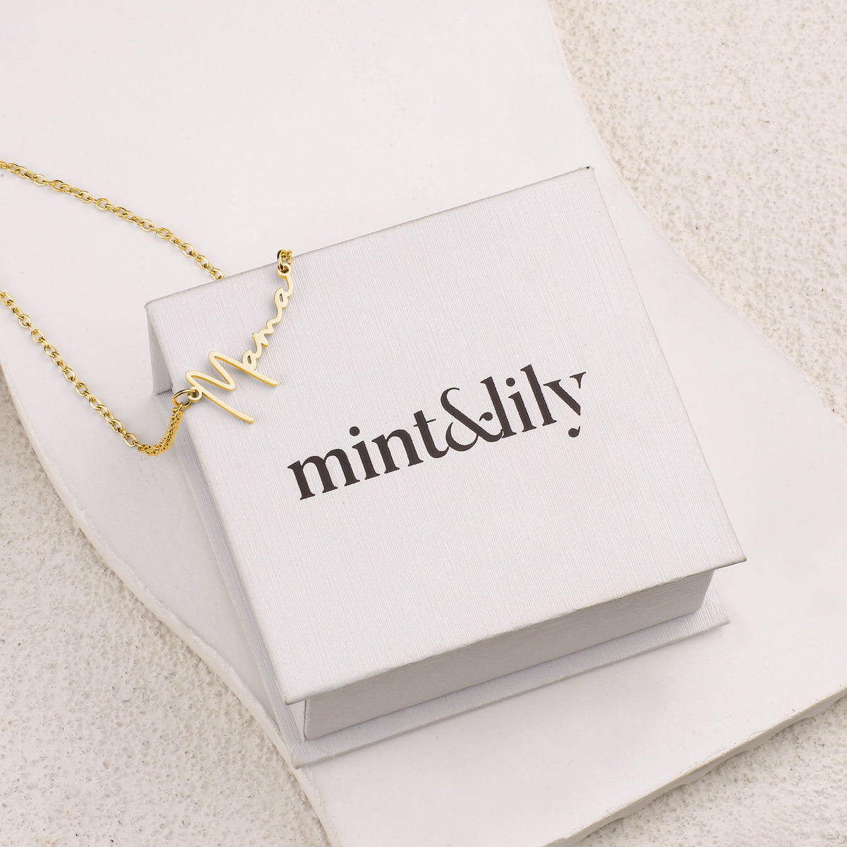 Collar con nombre moderno