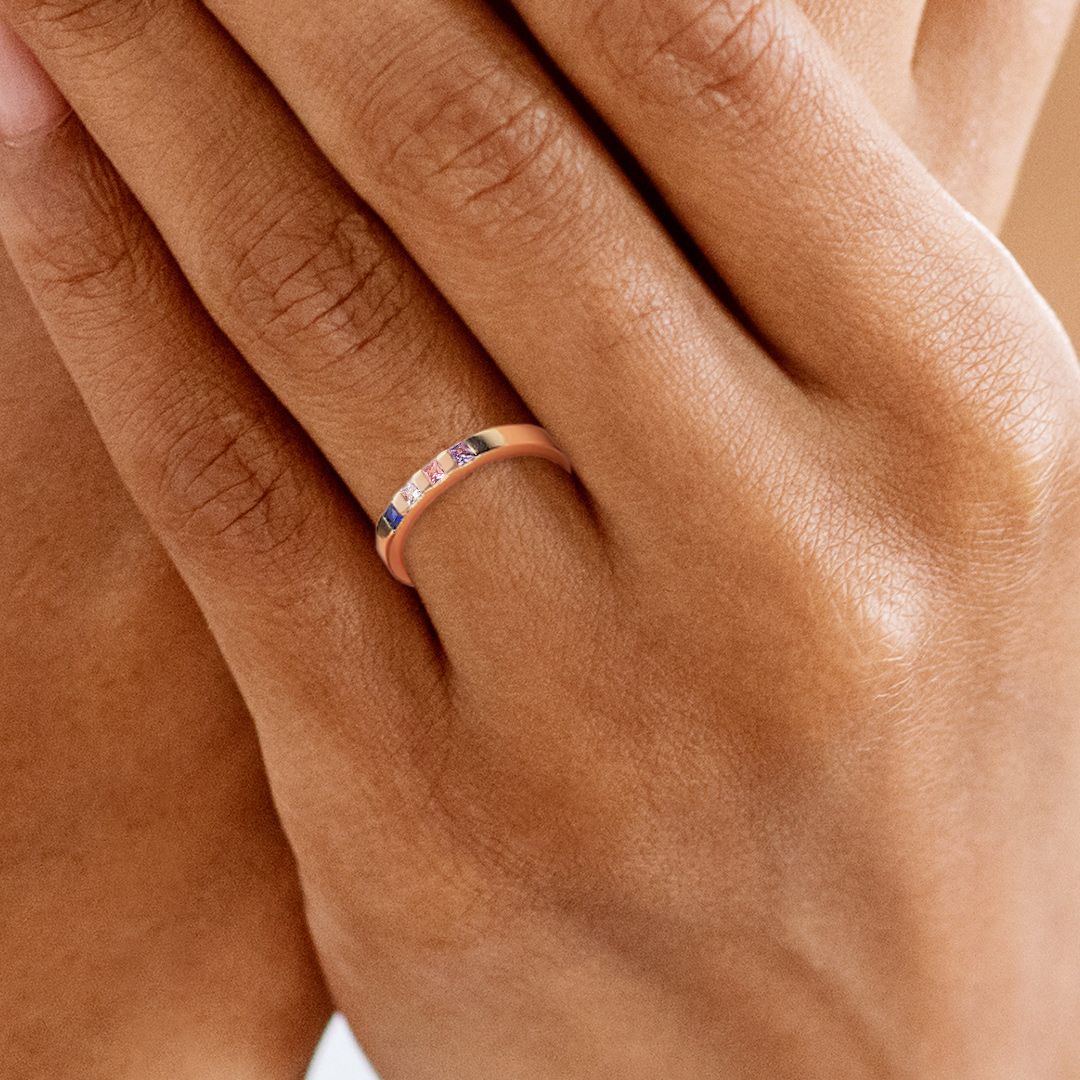 Anillo con piedras de nacimiento talla princesa