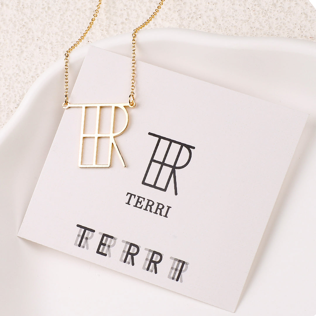 Collana con nome e monogramma minimalista