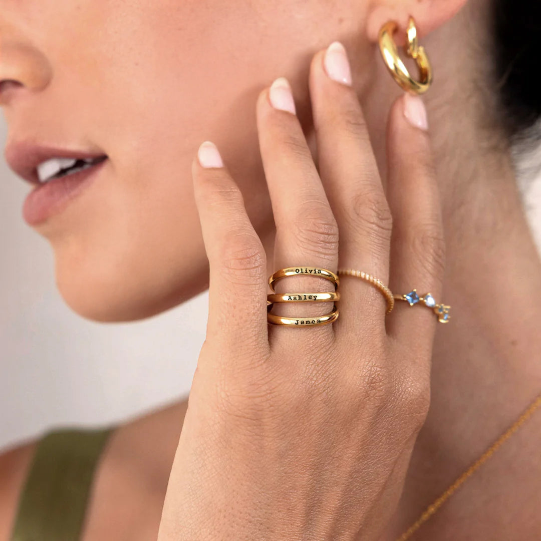 Anillo fino apilable personalizado con nombre