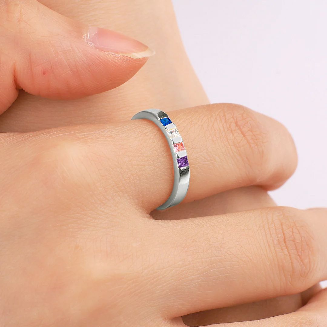 Anillo con piedras de nacimiento talla princesa