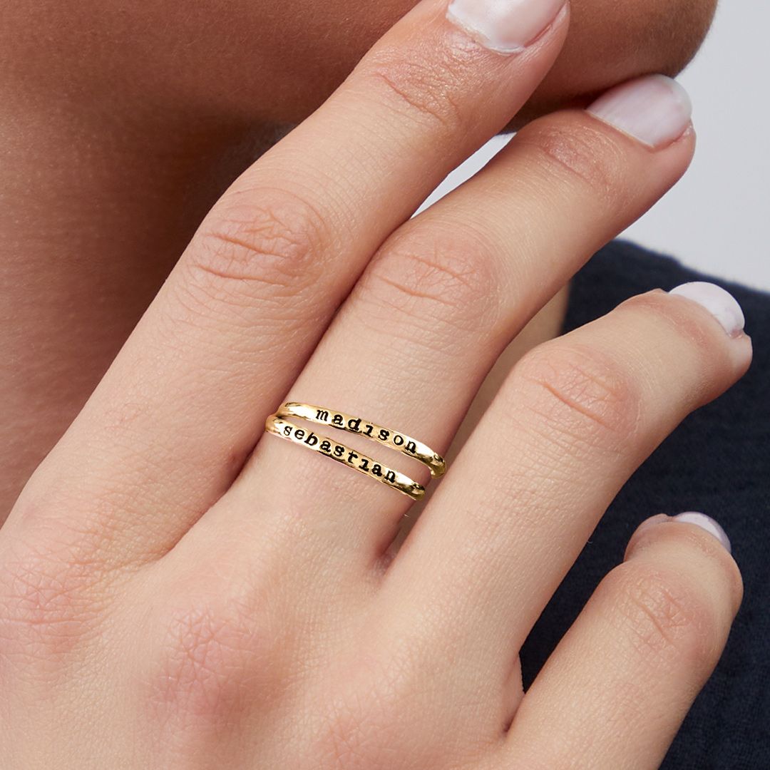 Anillo fino apilable personalizado con nombre